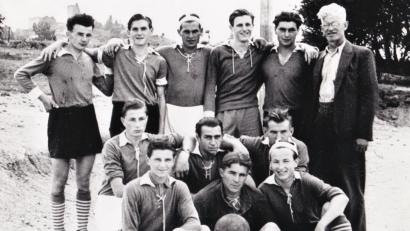 Bild: Ernst Frischholz (Archiv)
Die erste Mannschaft der DJK Leuchtenberg von 1950 mit Gründungsvorsitzendem Karl Frischhol (hinten, rechts). Die Fußballsparte ist wegen Spielermangels schon Geschichte, als nächstes wird der Verein aufgelöst.