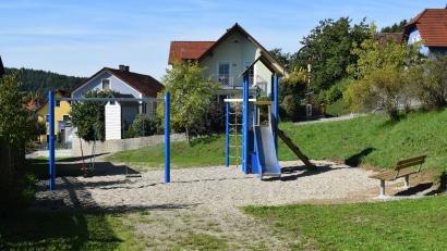 Bild: bnr
Die Kinder und ihre Eltern freuen sich über den neuen Spielplatz in Atzenhof.