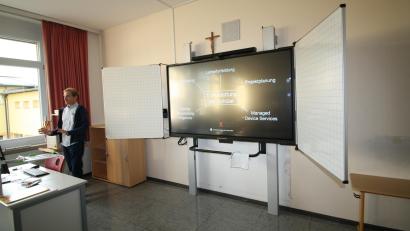 Bild: bjp
Notwendigkeit und Nutzen der "digitalen Schule" im Allgemeinen und der interaktiven Tafeln im Besonderen erläutert Claudio Michalik von der Beratungsfirma Eduxpert in der Schulverbandssitzung.