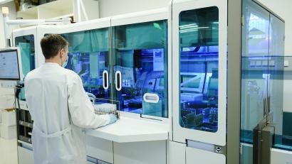 Symbolbild: Uwe Anspach/dpa
Ein Mitarbeiter hält in einem Coronatest-Labor PCR-Teströhrchen in den Händen.
