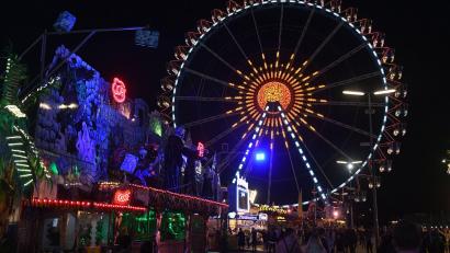 Bild: Felix Hörhager/dpa
Das Riesenrad auf dem Oktoberfest ist bei Dunkelheit beleuchtet.