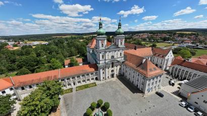 Bild: Stadt Waldsassen/exb
Eine der vielen kurzen Sequenzen im neuen Waldsassen-Imagefilm – der Basilikaplatz von ganz oben.