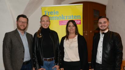 Bild: bey
Christoph Skutella (links) ist für die Landtagswahl 2023 im Stimmkreis 308 Weiden wieder als Direktkandidat gewählt. Listenkanditatin ist Silke Klotz (Zweite von links). Sascha Anton (rechts) ist für die Bezirkstagswahl 2023 in der Stimmkreiskonfernz zum Direktkandidaten gewählt worden, Sandra Pauly ist Listenkandidatin.