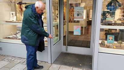 Bild: Portner
Reinhold Malzer, Vorsitzender des Seniorenbeirats Oberviechtach, freut sich über barrierefreie Zugänge zu Lokalen und Geschäften, wie hier am Marktplatz zum Laden von „Optik Schmuck Maier“.