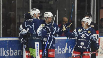 Bild: Gebert
Die Blue Devils starteten mit einem xxx-Sieg gegen den EHC Klostersee in die neue Oberliga-Saison. Hier bejubeln (von links) Luca Gläser, Philipp Siller und Kurt Davis einen Treffer.