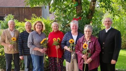 Bild: Josef Salomon/exb
Der neu gewählte Vorstand: (von links) Josef Hoch ( Kassenprüfer), Michael Wellnhofer (Referent), Rita Salomon (1. Vorsitzende), Christa Eiser, Agnes Schneeberger (Kassierführung), Renate Pflug (Schriftführerin) und Pfarrer Herbert Rösl (2. Vorsitzender).