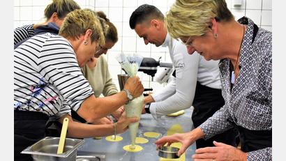 Bild: rgr
Beim "Italienischen Kochabend" dürfen die Mitglieder des Katholischen Frauenbundes auch selbst Hand anlegen.