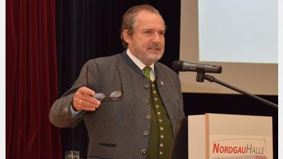 Bild: bnr
Einen umfassenden Rechenschaftsbericht legt Bürgermeister Frank Zeitler in der Bürgerversammlung ab.