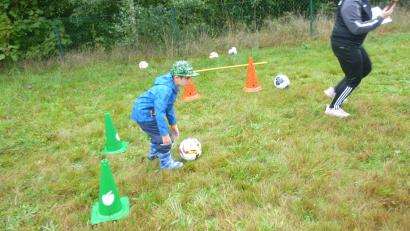Bild: Beate Schuch/exb
Die Kinder sind trotz des schlechten Wetters mit Begeisterung bei der Sache.