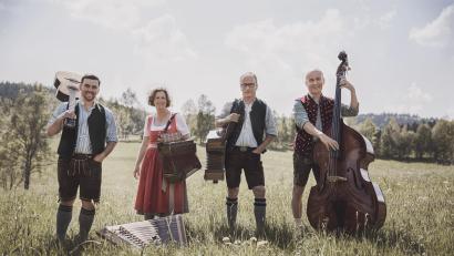 Bild: Melanie Demel/exb
Die Gruppe „Pfiffige Knepf“ aus Vohenstrauß ist beim Dotschkirwa-Auftakt in Neustadt dabei.