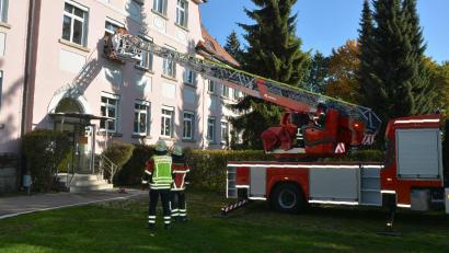 Bild: jr
Bei der Einsatzübung der Feuerwehr Mitterteich im städtischen Kinderhaus wurde unter anderem die Evakuierung per Drehleiter geprobt.