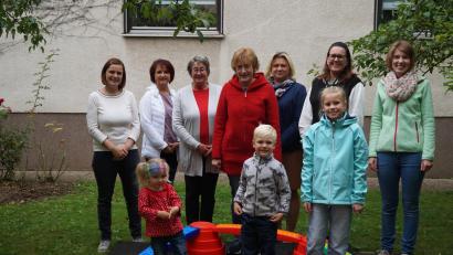 Bild: Frauenbund Herz Jesu
Susanne Gradl (Mutter, links), Mitglieder des Führungsteams des Frauenbundes Herz Jesu Rosenberg sowie Anna (vorne, links), ihr Bruder Johannes (vorne, Mitte) und Nachbarsmädchen Paula an der Bewegungsbaustelle.