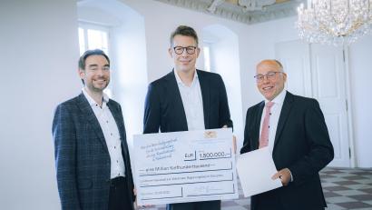 Bild: Axel König/StMWK/exb
Staatsminister Markus Blume (Mitte) überreicht Landtagsabgeordneten Stephan.Oetzinger (links) und stellvertretenden Landrat Albert Nickl den Förderbescheid.