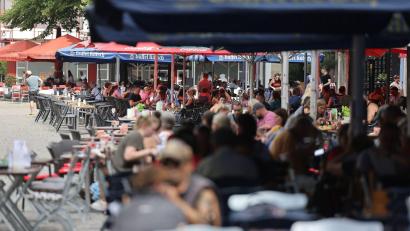 Bild: Oliver Berg/dpa
Biergärten und Cafés mit Terrasse sind derzeit voll - so wie hier in der Kölner Innenstadt.