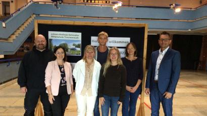 Bild: Carina Rieger/exb
Rektor Jürgen Bayer (rechts) begrüßte die neuen Lehrkräfte (von links) Thomas Eber, Cornelia Heller-Trinks, Malgorzata Wiederer, Alexander Bühl, Jennifer Murr und Anna-Maria Hofmann an der Mittelschule Tirschenreuth.