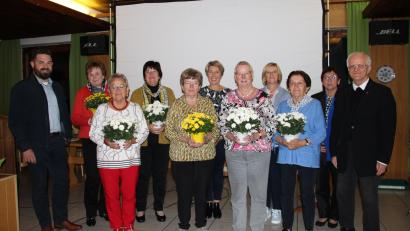 Bild: prh
Zahlreiche Mitglieder des Neustädter Katholischen Frauenbunds wurden von Vorsitzender Stefanie Hetz (Sechste von links) und Diözesanvorsitzender Martha Bauer (Vierte von links) im Rahmen der Jahreshauptversammlung geehrt. Flankiert werden die Damen von Bürgermeister Sebastian Dippold (links) und geistlichem Beirat Stadtpfarrer Josef Häring (rechts)
