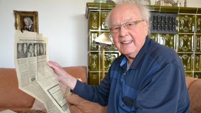 Bild: as
Georg Lippert hat wichtige Zeitungsartikel und Schriftstücke aus der Zeit der Gebietsreform gut aufgehoben. Hier hält er eine Seite in Händen, die von einer lebhaften Diskussion im Kormann-Saal berichtet. Tenor: Der Anschluss des Landkreises Kemnath an Tirschenreuth wäre die schlechteste aller Lösungen.