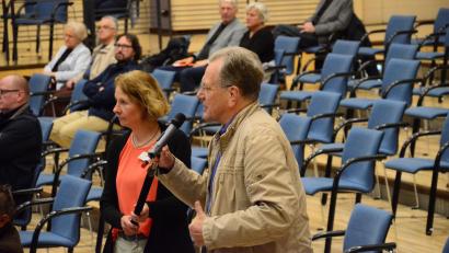 Bild: Kunz
Die Anwesenden bei der Bürgerversammlung in Weiden stellen auch unbequeme Fragen.