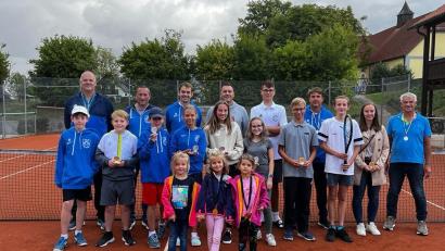 Bild: Tennis-Abteilung der TSG Mantel-Weiherhammer
Das sind die Sieger der Vereinsmeisterschaft im Tennis bei der TSG Mantel-Weiherhammer. Im Jugendbereich maßen sich die Spieler auch mit dem TC Etzenricht.