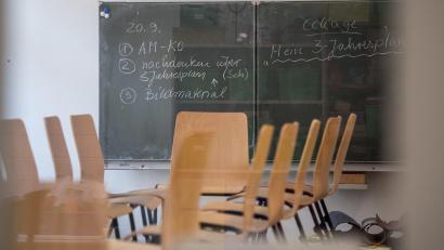 Symbolbild: Fabian Sommer/dpa
Ein leeres Klassenzimmer in einer Grundschule. Die Energiekrise trifft auch Bildungseinrichtungen. Wird es dort im Winter kühler?