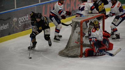 Archivbild: brü
Die Wild Lions aus Amberg gegen die Sharks aus Kempten. Da ging es in der Vergangenheit mitunter zur Sache, wie hier beim Spiel im März 2022.