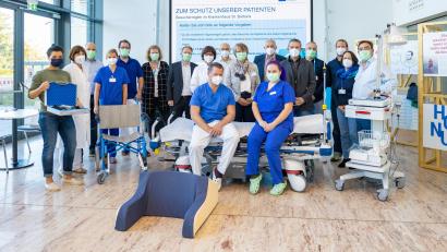 Bild: Michael Vogl/exb
Fördervereinsvorsitzender Andreas Wopperer (Fünfter von rechts) übergab medizinische Geräte im Wert von über 22.000 Euro an das Krankenhaus St. Barbara.