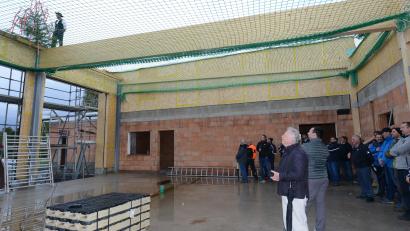 Bild: bey
Architekt Josef Schöberl, Bürgermeister Sebastian Hartl (von links) und die weiteren geladenen Gäste lauschen Zimmermeister Michael Kohl bei seinem Richtfestspruch zu.