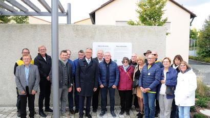 Bild: Stadt Tirschenreuth/exb
Feierten gemeinsam die 20-jährige deutsch-französische Städtepartnerschaft: Bürgermeister Franz Stahl (Siebter von links) und „amitié“-Vorsitzender Peter Gold (Achter von links) begrüßten eine Delegation aus La Ville du Bois mit Jean-Pierre Meur (Mitte), seiner Stellvertreterin Martine Peureux und dem Vorsitzenden des Partnerschaftsvereins E.C.R.I Christian Peureux (Achter von rechts).