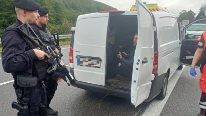 Bild: Policia Slovenskej republiky 
Täglich greift die Polizei entlang der Balkanroute illegal geschleuste Flüchtlinge auf (im Bild Slowakei). Die Schlepperstrecke ist belebt wie zuletzt 2015.