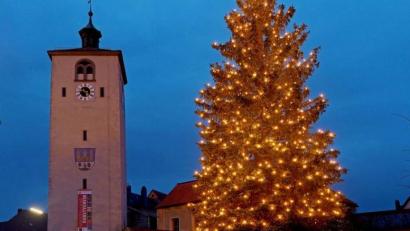 Archivbild: Norbert Grüner
Energiesparen ist angesagt, deshalb wird heuer in der Adventszeit an manchen Stellen in Tirschenreuth kein Christbaum leuchten. Der Weihnachtsbaum am Klettnersturm (Bild) sowie am Marktplatz werden aber strahlen.