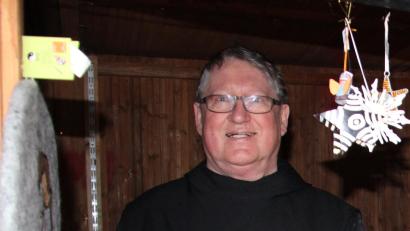 Archivbild: prh
So kannten Bruder Manuel Witt viele Neustädter. Hinter dem Adventsstandl des AWO verkaufte er Waren des Fair-Handels des Klosters Münsterschwarzach. Kurz nach seinem 75. Geburtstag ist er am Montag plötzlich verstorben.