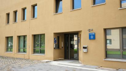 Bild: Hirsch
Heute ist die Schwandorfer Polizeiinspektion an der Wackersdorfer Straße. Nach der Auflösung der Stadtpolizei zogen die Beamten zunächst in die ehemalige Gemeindekanzlei nach Krondorf um, ehe im Jahr 1987 das jetzige Gebäude Heimat der Schwandorfer Polizei wurde.