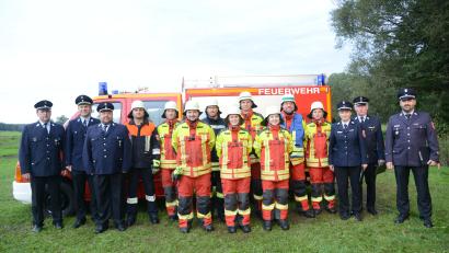 Bild: bey
Die Führungsspitze der Feuerwehr Hammerles mit zweitem Kommandant Max Schraml, erstem Kommandant Konrad Adam und Vorsitzenden Wolfgang Schraml (von links) freut sich über die erfolgreich abgelegte Leistungsprüfung der 51. Gruppe der Feuerwehr.