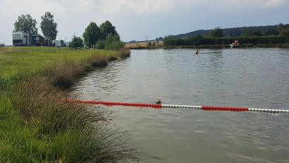 Bild: gi
Große Wohnwagen sind keine Seltenheit am Badeweiher Tröbes.