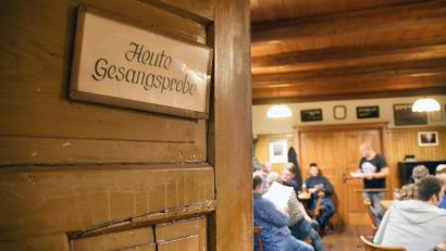 Bild: Gabi Schönberger
"Heute Gesangsprobe" lautet es auf einem Schild, das an jedem Montagabend beim "Böllert" in Pleystein an der Tür befestigt wird. Der Männergesangverein 1895 Pleystein hält hier seit fast 100 Jahren seine Singstunden ab.