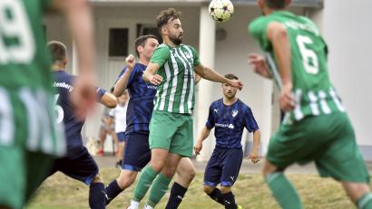 Archivbild: Hubert Ziegler
Ob Landesliga, Bezirksliga oder Kreisliga – Köferings Spielertrainer Dennis Kramer ist seit Jahren ein Torgarant. Und trotzdem stellt seine Mannschaft nach zehn Spieltagen die nach Zahlen schwächste Offensive. Nun geht es für ihn und sein Team zur DJK Seugast, die bereits 30 Gegentore kassiert hat.