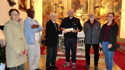 Bild: Andrea Seidl/exb
Spendenübergabe in der St. Salvatorkirche. Von links: Kassenverwalterin der KV Dr. Barbara Schwandner, Pfarrvikar Dr. Paul Enzenwa, Pfarrer Josef Häring, FFW Vorsitzender Johannes Meiler, Kirchenpfleger Josef Schieder und Lena Scheck, Kassiererin der FFW Störnstein.