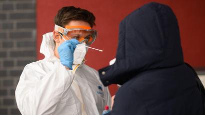 Symbolbild: Julian Stratenschulte/dpa
Der Wochenrückblick zeigt: Die meisten neuen Corona-Infektionen gab es in Tirschenreuth und Mitterteich.