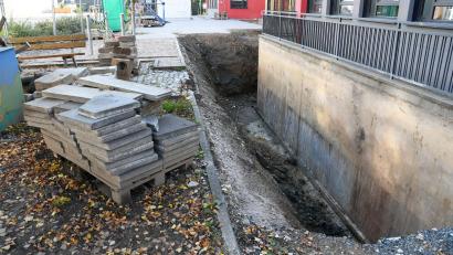 Bild: Gabi Schönberger
Der Pausenhof der Grundschule ist derzeit eine Baustelle. Die soll nach dem Willen des Bauausschusses ausgeweitet werden.