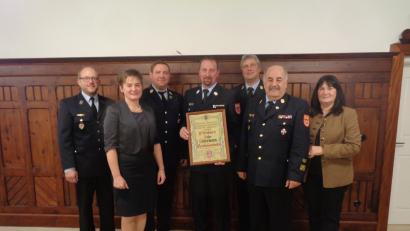 Bild: amö
Die Marktgemeinde und die FFW Winklarn ernennen Peter Killermann (Mitte) zum Ehrenkommandanten.