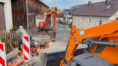 Bild: Gemeinde Kastl/exb
Unter anderem zusätzliche Wasserabläufe installierten die Mitarbeiter des Bauhofes in Reuth bei Kastl.