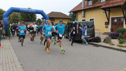 Bild: pi
Kurz nach 11 Uhr machen sich die ersten Läufer auf die Strecke.