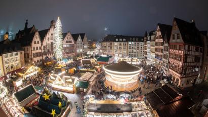 Symbolbild: Boris Roessler/dpa
In vielen Kommunen Deutschlands droht eine Weihnachtszeit mit weniger Beleuchtung als in früheren Jahren.