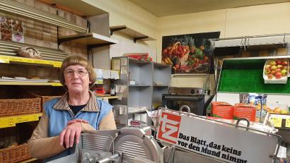 Bild: Lowak
Franziska Sommer in ihrem Lebensmittelgeschäft in Neunkirchen – einem klassischen "Tante-Emma-Laden".