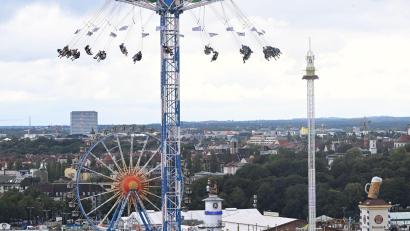 Bild: Felix Hörhager/dpa
Das Riesenrad und ein Kettenkarussell sind auf dem Festgelände des Oktoberfestes zu sehen.