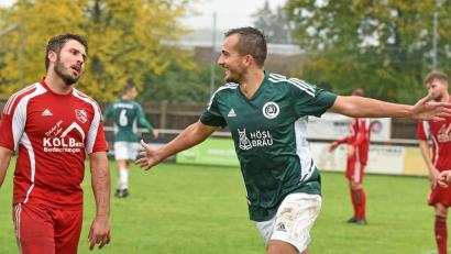Bild: gb
Daniel Lauterbach jubelt, die Bayreuther sind enttäuscht: Dem Mitterteicher Stürmer gelang noch der 1:1-Ausgleich.