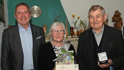 Bild: gf
Bürgermeister Joachim Neuß (links) mit Anni und Karl Fuchs an dessen 90. Geburtstag.