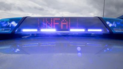 Symbolbild: Daniel Karmann/dpa
Ein Blaulicht und eine LED-Anzeige leuchten auf dem Dach eines Polizeifahrzeugs.