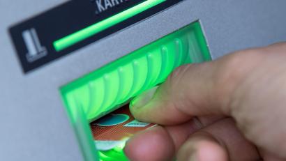 Symbolbild: Fabian Sommer/dpa
Ein Unbekannter hat am Samstag versucht, mit einer fremden Kreditkarte in Hersbruck an Bargeld zu gelangen.