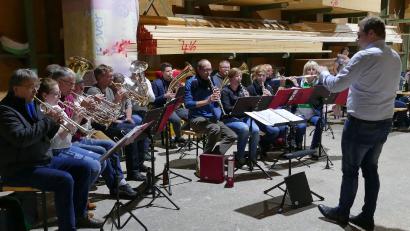 Bild: bö
Ohne große Proben und spontan aufgespielt: Das Ehemaligenorchester der Blaskapelle St. Ägidius sorgte für eine Überraschung beim Saisonabschluss.